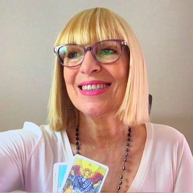 Mora Conti - Consultora psicológica profesional sonriendo con fondo de estudio cálido y acogedor